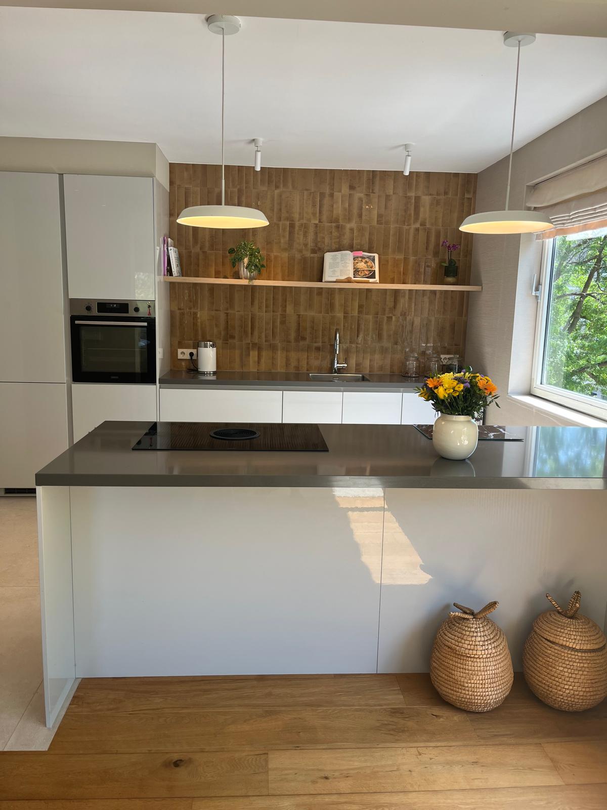Kitchen island with induction hob and integrated downdraft extractor